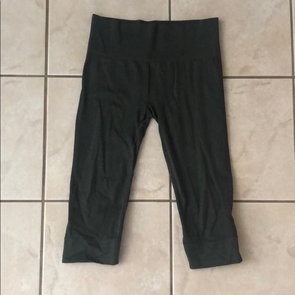 Dark green seamless lululemon crops